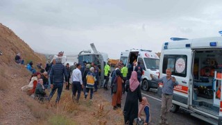 Kayseride midibüs devrildi: 15 yaralı