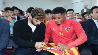 Kayserisporlu futbolcular, öğrencilerle buluştu