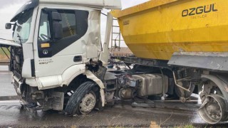 Kaza yapan kamyona çarpmamak için yavaşlayan araca, başka bir araç çarptı