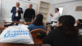 Kemerde kurs merkezi öğrencilerine ücretsiz kitap dağıtıldı