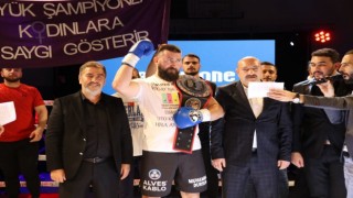 Kick boksçu Muhammed Dursun, rakibi ringe çıkmayınca altın kemerin sahibi oldu