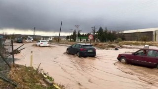 Kırıkkalede sağanak hayatı felç etti: D200de trafik kontrollü sağlanıyor