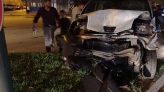 Kırmızı ışıkta bekleyen araca arkadan çarptı: 2 yaralı