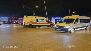 Kırmızı ışıkta geçen otomobil ticari taksiye çarptı: 6 yaralı
