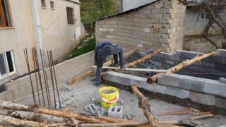 Kış aylarının çetin geçtiği Bitliste çatı onarımları devam ediyor
