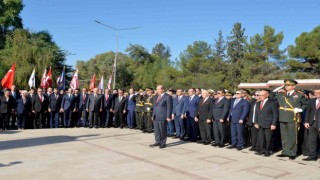 KKTC Cumhurbaşkanı Tatar ve Cumhurbaşkanı Yardımcısı Yılmaz, Lefkoşa Atatürk Anıtına çelenk bıraktı