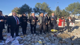 KKTC Meclis Başkanı Töre, otel enkazına karanfiller bırakıp dua etti