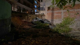 Kocaelide yol çöktü, araç inşaat temeline yuvarlandı