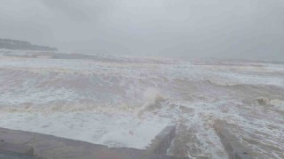 Kocaeliyi fırtına vurdu: Sahilde dev dalgalar oluştu