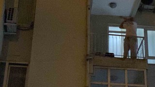 Komşuları şikayet etti, polisler gelince kafasına silah dayadı