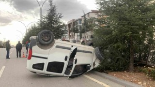 Kontrolden çıkan hafif ticari araç, refüjdeki ağacı kırarak devrildi: 1 yaralı