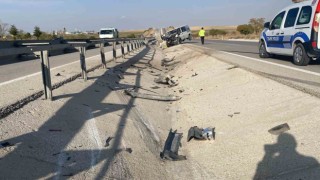 Kontrolden çıkan minibüs demir bariyerlere çarptı: 1 yaralı