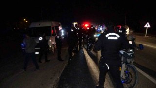 Kontrolden çıkan motosiklet taziyeden dönenlerin arasına daldı: 3 yaralı