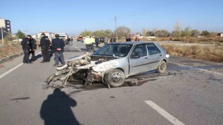 Kontrolden çıkan otomobil karşı şeritteki otomobille çarpıştı