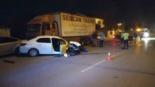 Kontrolden çıkan otomobil park halindeki tır ve araçlara çarptı
