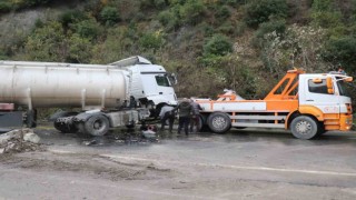 Kontrolden çıkan tır makasladı, D-650 kara yolu trafiğe kapandı