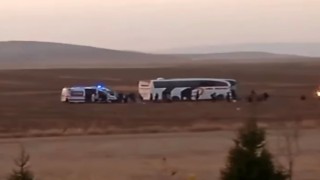 Konyada yolcu otobüsü traktöre çarptı: 8 yaralı