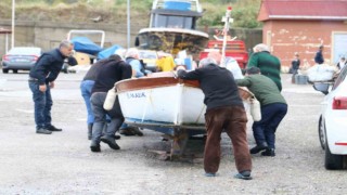 Korkutan fırtına öncesi tekneleri karadan yürüttüler