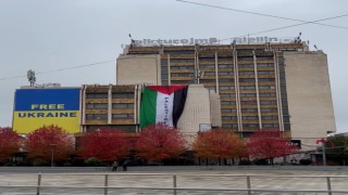 Kosova'nın tarihi oteline dev özgür Filistin bayrağı asıldı