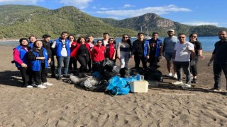 Köyceğiz Gençlik Merkezi gönüllüleri Ekincik sahilinde temizlik yaptı