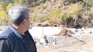 Kozanda kapanan yollar iş makineleri ile açılıyor