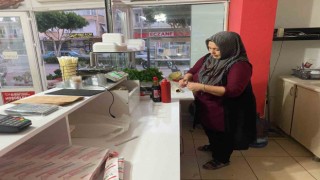 Küçük kız çocuğunu annesini çağırmasını isteyerek dışarı çıkartan hırsızlar, girdikleri dükkanı soydu