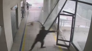Küçükçekmecede fırtına iş yerinin kapsını yerinden söktü
