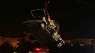 Küçükçekmecede iki araç çarpıştı, biri sulama kanalına düştü: 1i bebek 5 yaralı