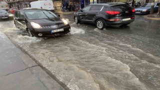 Küçükçekmecede rögarlar taştı, yollar göle döndü