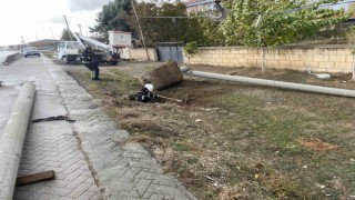 Kuluda şiddetli rüzgar elektrik direğini devirdi