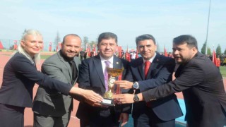 Kurumlararası Basketbol Turnuvasının şampiyonu Bilecik Belediyesi takımı kupasını validen aldı