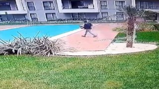 Kuryenin iş kazası...Sitenin havuzuna böyle düştü