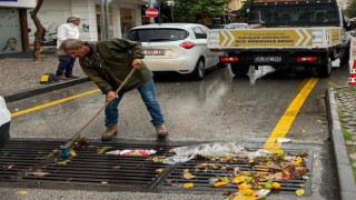 Kuşadası Belediyesi sağanağa karşı sahada