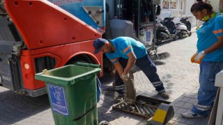 Kuşadası Belediyesinden su taşkınlarına karşı aralıksız mesai