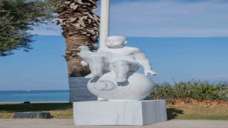 Kuşadası Heykel Sempozyumu eserleri sahilde sergileniyor