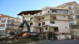 Kuşadasında hasarlı ve dayanıksız yapılar yıkılıyor