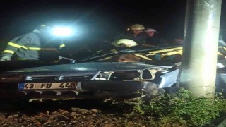 Kütahyada otomobil direğe çarptı: 3 yaralı