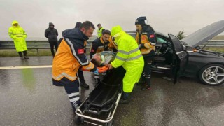 Kuzey Marmara Otoyolunda lüks otomobil tıra çarptı: 2si ağır 3 yaralı