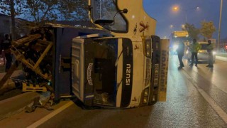 Lastiği patlayan kamyonet devrildi