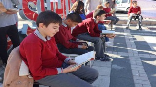 Lise öğrencileri meydana sandalye koyup 1 saat kitap okudu