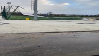 Lodos, halı sahanın demirlerini yıktı