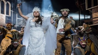 Macaristan'da Romeo ve Julieti oynayan tiyatrocular balkondan düştü