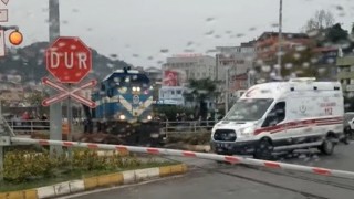 Makinist treni durdurup ambulansa yol verdi