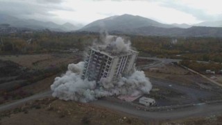 Malatyada 16 katlı ağır hasarlı bina patlayıcıyla yıkıldı