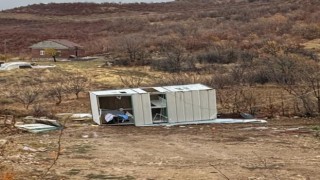 Malatyada şiddetli fırtına konteyneri uçurdu