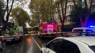 Maltepede ağacın otomobilin üstüne düşmesi kamerada