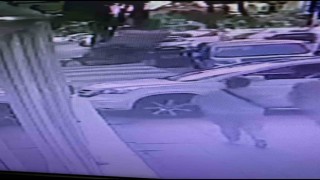 Maltepede kilolarca ağırlıktaki su deposu otomobilin üzerine böyle devrildi