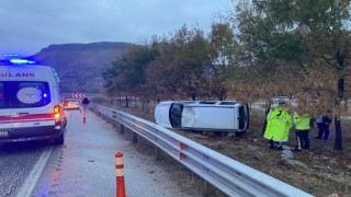 Manisada bariyerlere çarpan araç yan yattı: 1 yaralı