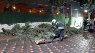 Manisada büyükşehir ve MASKİ ekipleri fırtına ve sağanak yağış mesaisinde