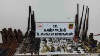 Manisada jandarmadan yasadışı silah tüccarlarına operasyon